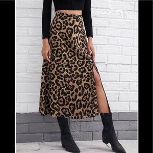 Shien Zipper Side Split Thigh Leopard Skirt.